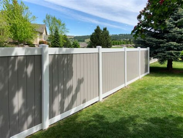 Are vinyl fences tacky