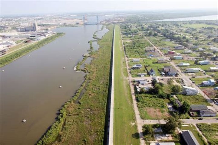 How do New Orleans levees work